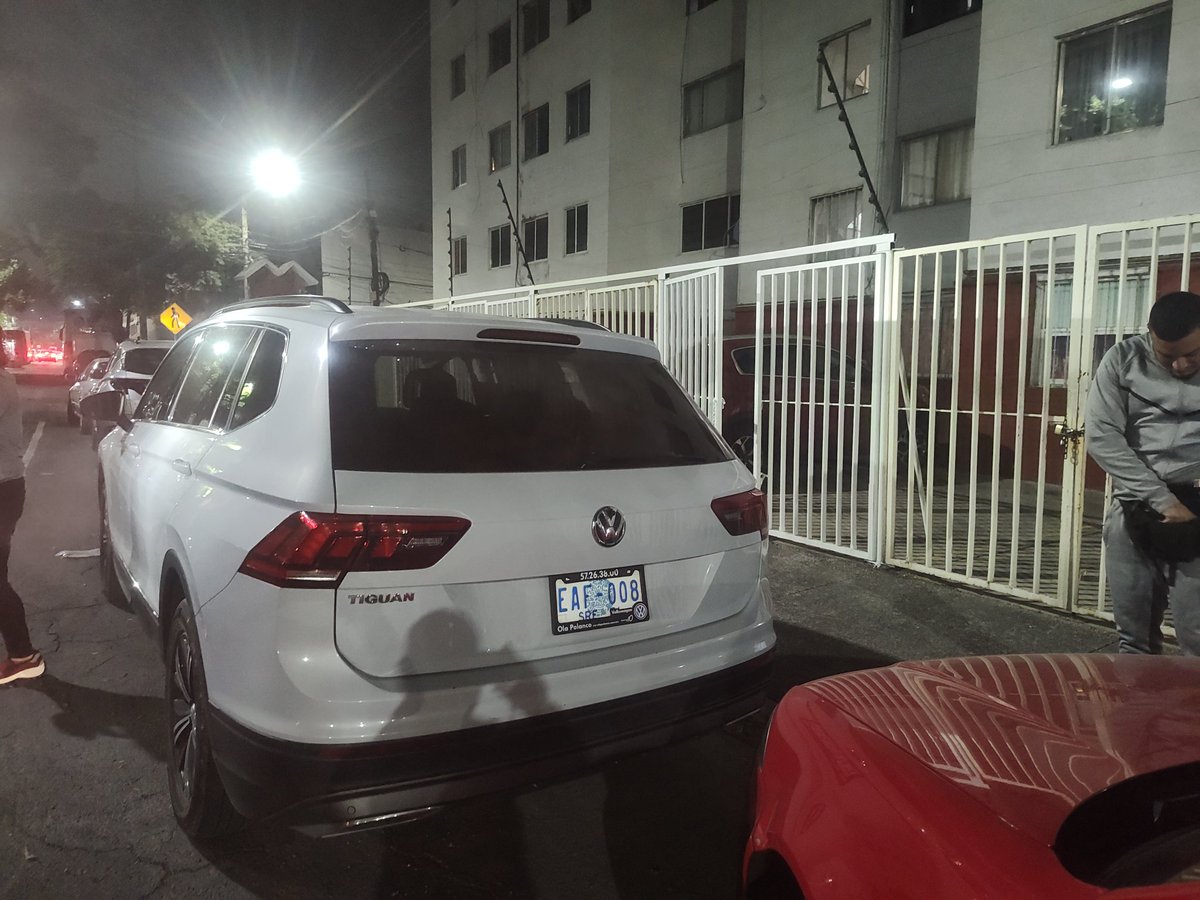 charlyent's tweet photo. Persona  sin consideración se fue al concierto #CoronaCapital23 dejando su vehículo de la @SRE_mx  EAF-008, estorbando entrada de estacionamiento 
 @IztacalcoAl @OVIALCDMX @ https://t.co/3OugWHz65K
