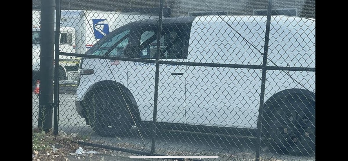 Jack64128896's tweet photo. Another Canoo LV 190 & Canoo LV spotted 👀👀at USPS facility. Picture by 📸 Superguitarrist two days ago. $GOEV Not sure where this USPS store is located but have left a comment to ask what city is it in. Canoo have a California plate. https://t.co/Ns2QXjkXs2