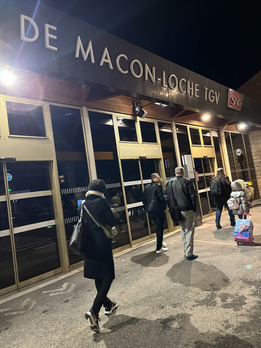 LochTGVencolere's tweet photo. 6:12 100 personnes attendent à l’extérieur de la gare de Mâcon Loché TGV … fermée !!!! @SNCFVoyageurs https://t.co/wJFC1WzkRd