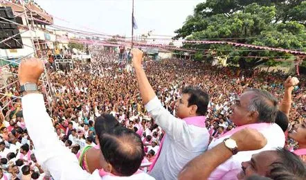 TSelections2023's tweet photo. నేడు 4 చోట్ల కేటీఆర్‌ రోడ్‌ షోలు
మధ్యాహ్నం 12గంటలకు ఆలేరులో రోడ్‌ షో
మధ్యాహ్నం 3గంటలకు మిర్యాలగూడలో రోడ్‌ షో
సాయంత్రం 5గంటలకు ఉప్పల్‌లో కేటీఆర్‌ రోడ్‌ షో
రాత్రి 7గంటలకు ఎల్బీనగర్‌లో కేటీఆర్‌ రోడ్‌ షో 
#KTR #TelanganaElections2023 #BRSParty 
@KTRBRS @MinisterKTR @BRSparty https://t.co/D1rCiTNiHc