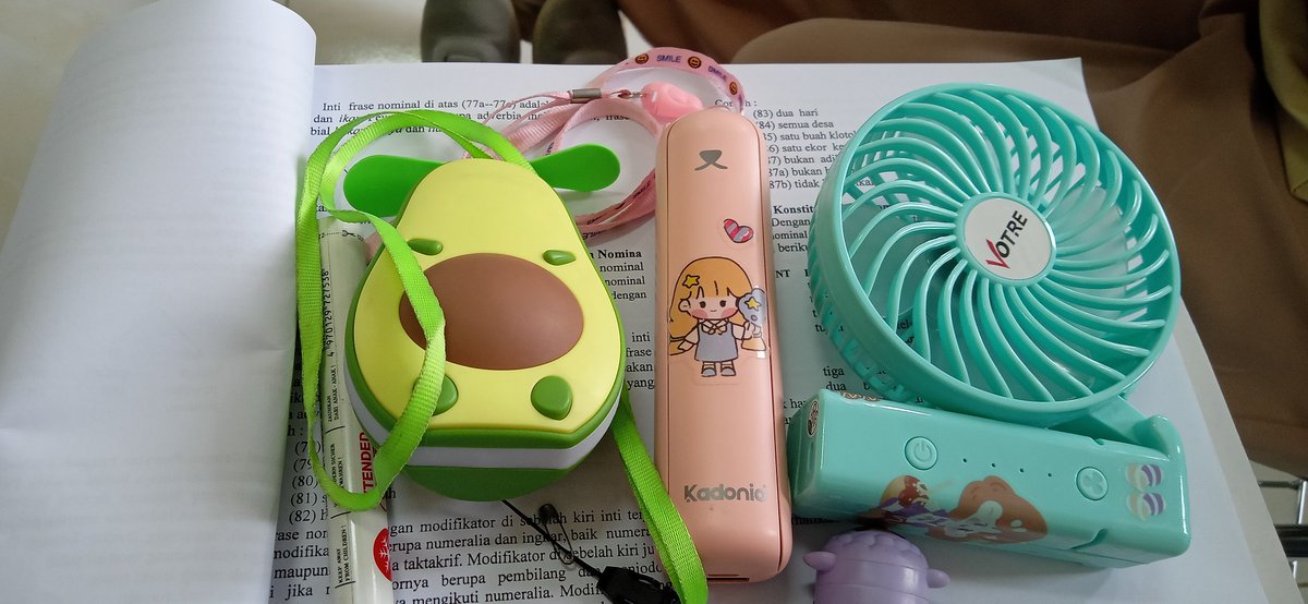 <a href="/tanyakanrl/">Tanyarl 💚</a> Aku pake 3 ini nder 
Paling kenceng yang tosca tp t4 baterai gk kenceng dan gk ada lampunya kek dulu. 😭
Pink ada nano spray + bisa buat pb
Ijo bisa buat senter + kaca 
Baterai gk begitu awet semuanya soalnya gk tak charger full 🤣