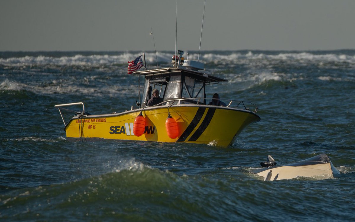 GSBImagesMBusch's tweet photo. A boat capsized outside Moriches Inlet today, luckily @SeaTow was right there and plucked three guys out, probably saving their lives.  #Morichesinlet #Longisland #NY @newsday @nypost #qualifiedcaptain https://t.co/VxExKS3R3Q
