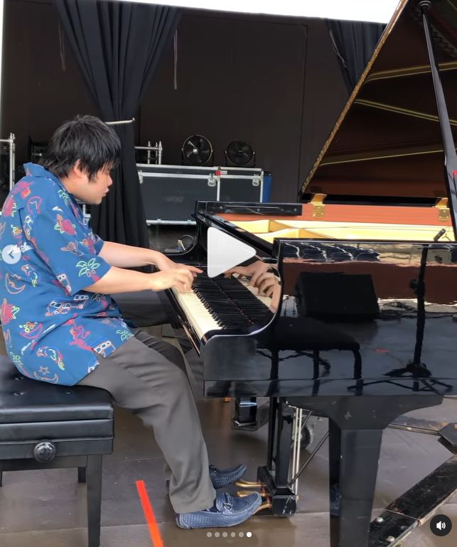 mlliu2006's tweet photo. https://t.co/5a608cmbTe Official #辻井伸行 instagram #Waikikishell ANA ʻAha Mele 2023。ハワイの学校で音楽教室やBlue Note、ANA主催の植樹をやったりと多くの経験させて頂きました今日これからWaikikiShellで、僕のソロ演奏や現地のアーティストとのコラボもあり盛りだくさんの内容です! https://t.co/YuagSpSbPp