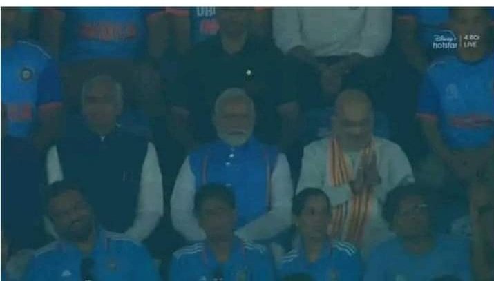 1 lac 32 hajar 11 khiladion k sath sath pardhan mantari b jaleel hua.. 
#INDvsAUSfinal