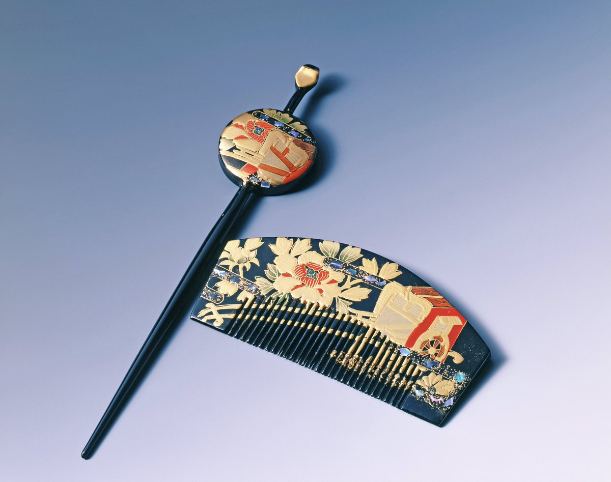 Web_Japan's tweet image. Japanese-style #comb / #和櫛🪮 has a thin vertical shape, and was originally used for decorative purposes. Traditional combs are carefully crafted. The spacing of the teeth is designed depending on the length of hair the comb is intended for💇‍♀️
Read more web-japan.org/niponica/nipon…