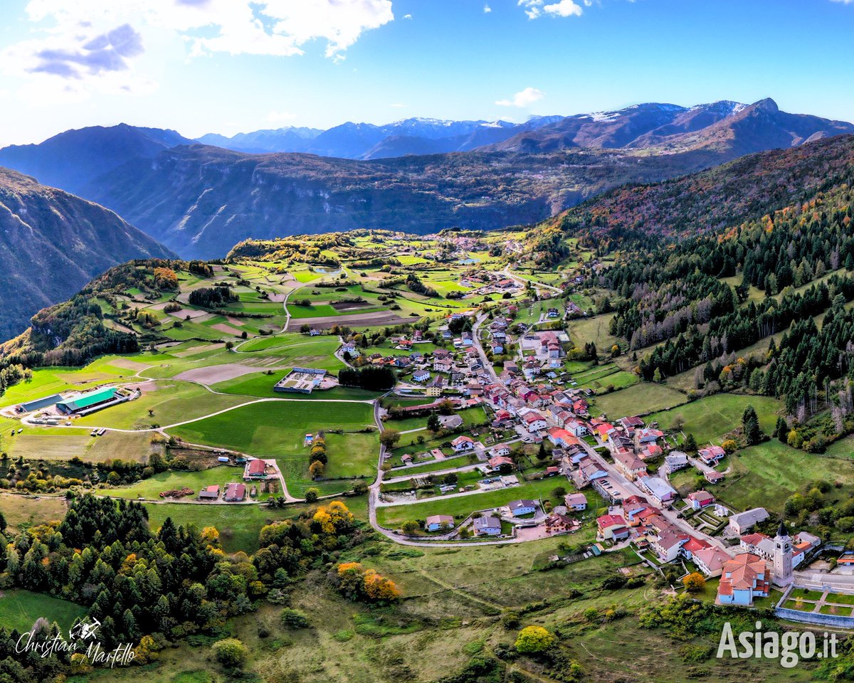 AsiagoIt's tweet photo. ❤️ IN VOLO SU #ROTZO... Iniziamo la settimana con una vista che toglie il fiato per darvi la giusta carica! 😉 

Foto 5/11/23

#Asiagoit #altopianodeisettecomuni #altopianodiasiago #Veneto #montagna #natura #outdoor #foliage #autunno #coloriautunnali https://t.co/SNSH6ijrFD