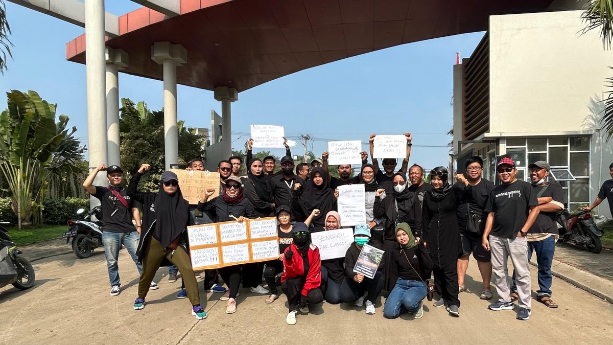 Warga SGV  yang meminta perbaikan jalan parung panjang dan pengalihan jalur truk2 yg membuat jalan rusak dan macet agar dapat ditindakin cepat bapak jokowi yth.