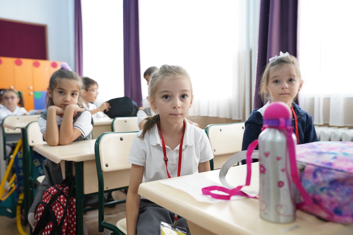 tcmeb's tweet photo. Sevgili Öğrencilerimiz, ❤️

Eğitim öğretim yılının ilk ara tatilini geride bıraktık. 

Dinlenmiş zihinler ve bedenlerle arkadaşlarınız ve öğretmenlerinize yeniden kavuşmak üzere okullarımıza hoş geldiniz! 🏫📚🎓

Birinci dönemi hep beraber sağlık ve başarıyla tamamlamak dileğimizle… 🔔