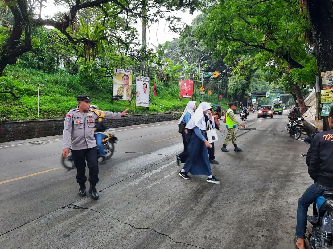 HumasSekCiawi's tweet photo. Pak Bhabin Desa Bitungsari Aipda Sutris melaksanakan pelayanan gaktur pagi di Simpang Mie cio SMP.N. 2 Ciawi di wilayah desa binaannya Senin (20/11/2023)  
#POLRESBOGORHADIR https://t.co/TDwL0mwMJD