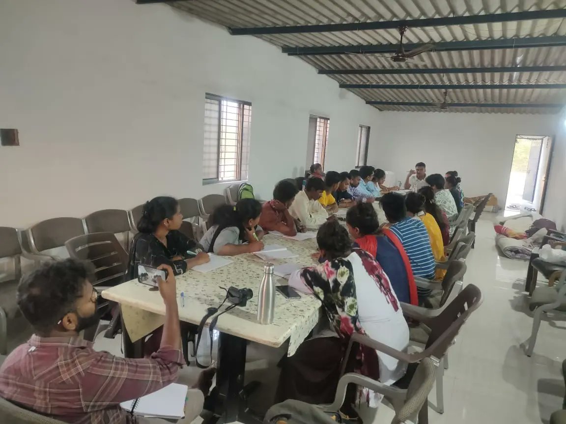 lokmangalam's tweet photo. તમિલનાડુના ટ્રાયબલ ફેલોશીપના વિદ્યાર્થીઓએ લોક મંગલમ્ ચેરીટેબલ ટ્રસ્ટ ખોબાની મુલાકાત લીધી હતી. આ મુલાકાત દરમિયાન શ્રી નિલમભાઈએ સંસ્થાની વિવિધ પ્રવૃત્તિઓ શિક્ષણ,આરોગ્ય,પર્યાવરણ, જળ સંચય, ગૃહ ઉદ્યોગ સહિતની  વિસ્તૃત જાણકારી આપવામાં આવી હતી.
#lokmangalamcharitabletrust 
#khoba #visit https://t.co/qFv5VYn3Al