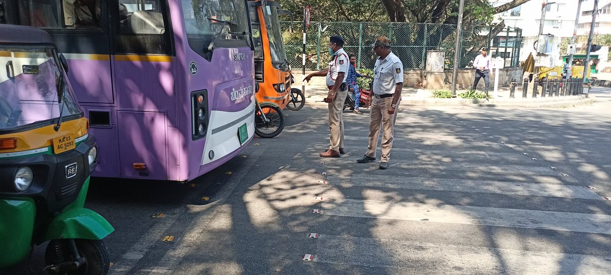 highgroundtrfps's tweet image. @CPBlr @Jointcptraffic @DCPTrWestBCP @acpcentraltrf @blrcitytraffic @BlrCityPolice       
#ಸಂಚಾರಜಾಗೃತಿ ಈ ದಿನ ನಮ್ಮ ಠಾಣೆಯ  ASI ಶ್ರೀ.ಶ್ರೀನಿವಾಸ್ ರವರು ಓಲ್ಡ್ ಉದಯ ಟಿ.ವಿ ಜಂಕ್ಷನ್ನಲ್ಲಿ ಪಾದಾಚಾರಿಗಳಿಗೆ ಮತ್ತು ವಾಹನ ಸವಾರರುಗಳಿಗೆ #StopLine  ಬಗ್ಗೆ ಮತ್ತು ಇತರೆ ಸಂಚಾರ ನಿಯಮಗಳ ಬಗ್ಗೆ ಅರಿವನ್ನು ಮೂಡಿಸಿದರು