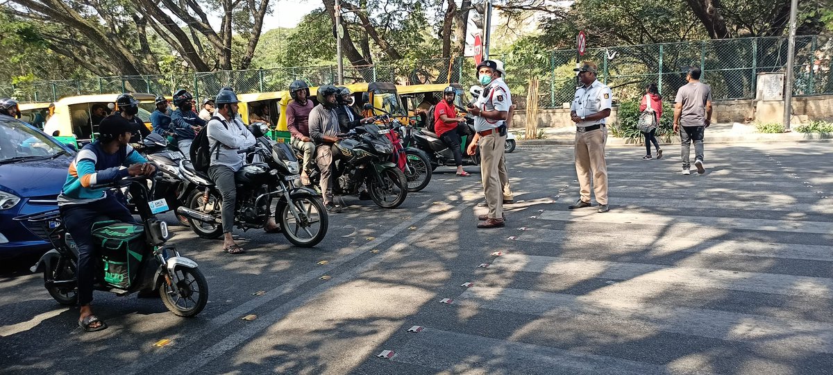 highgroundtrfps's tweet image. @CPBlr @Jointcptraffic @DCPTrWestBCP @acpcentraltrf @blrcitytraffic @BlrCityPolice       
#ಸಂಚಾರಜಾಗೃತಿ ಈ ದಿನ ನಮ್ಮ ಠಾಣೆಯ  ASI ಶ್ರೀ.ಶ್ರೀನಿವಾಸ್ ರವರು ಓಲ್ಡ್ ಉದಯ ಟಿ.ವಿ ಜಂಕ್ಷನ್ನಲ್ಲಿ ಪಾದಾಚಾರಿಗಳಿಗೆ ಮತ್ತು ವಾಹನ ಸವಾರರುಗಳಿಗೆ #StopLine  ಬಗ್ಗೆ ಮತ್ತು ಇತರೆ ಸಂಚಾರ ನಿಯಮಗಳ ಬಗ್ಗೆ ಅರಿವನ್ನು ಮೂಡಿಸಿದರು