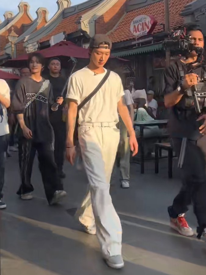 yourAce_Ten's tweet photo. He is 180cm  😌 😂 https://t.co/dxPJstRnJj