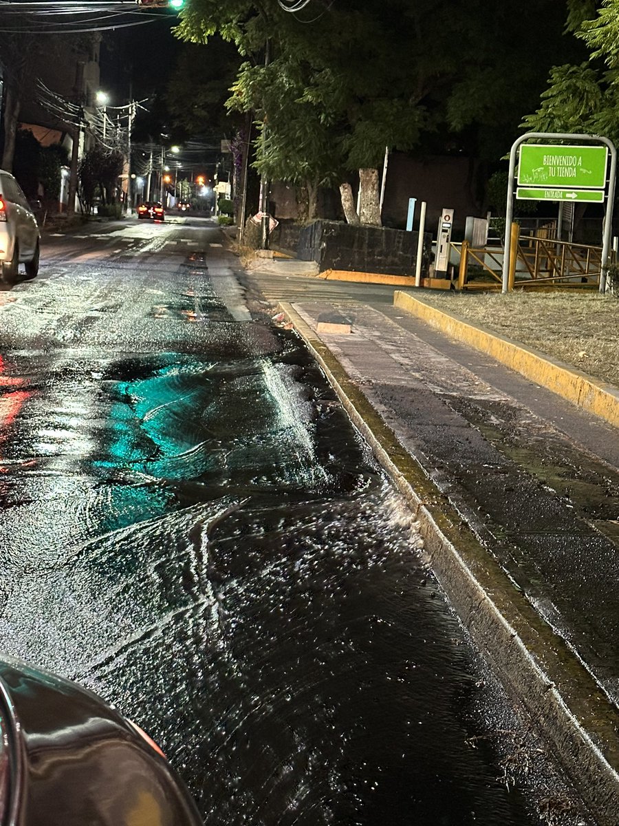 luiviza's tweet photo. Fuga de agua @SacmexCDMX 
Sobre Av Toluca 510, a la altura del Walmart Express. @GobCDMX 

Urge no desperdiciar agua. https://t.co/33wH5jWzfW