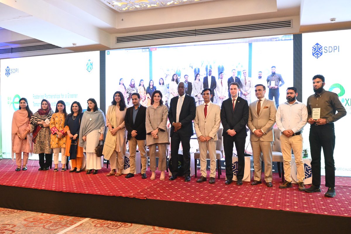 Group photo of Award Ceremony  Sustainability Investment Expo 2023
#SIE2023 
#SDC2023
@SDPIPakistan
@Abidsuleri 
@Joshuasetipa 
@ZainabNaeem7