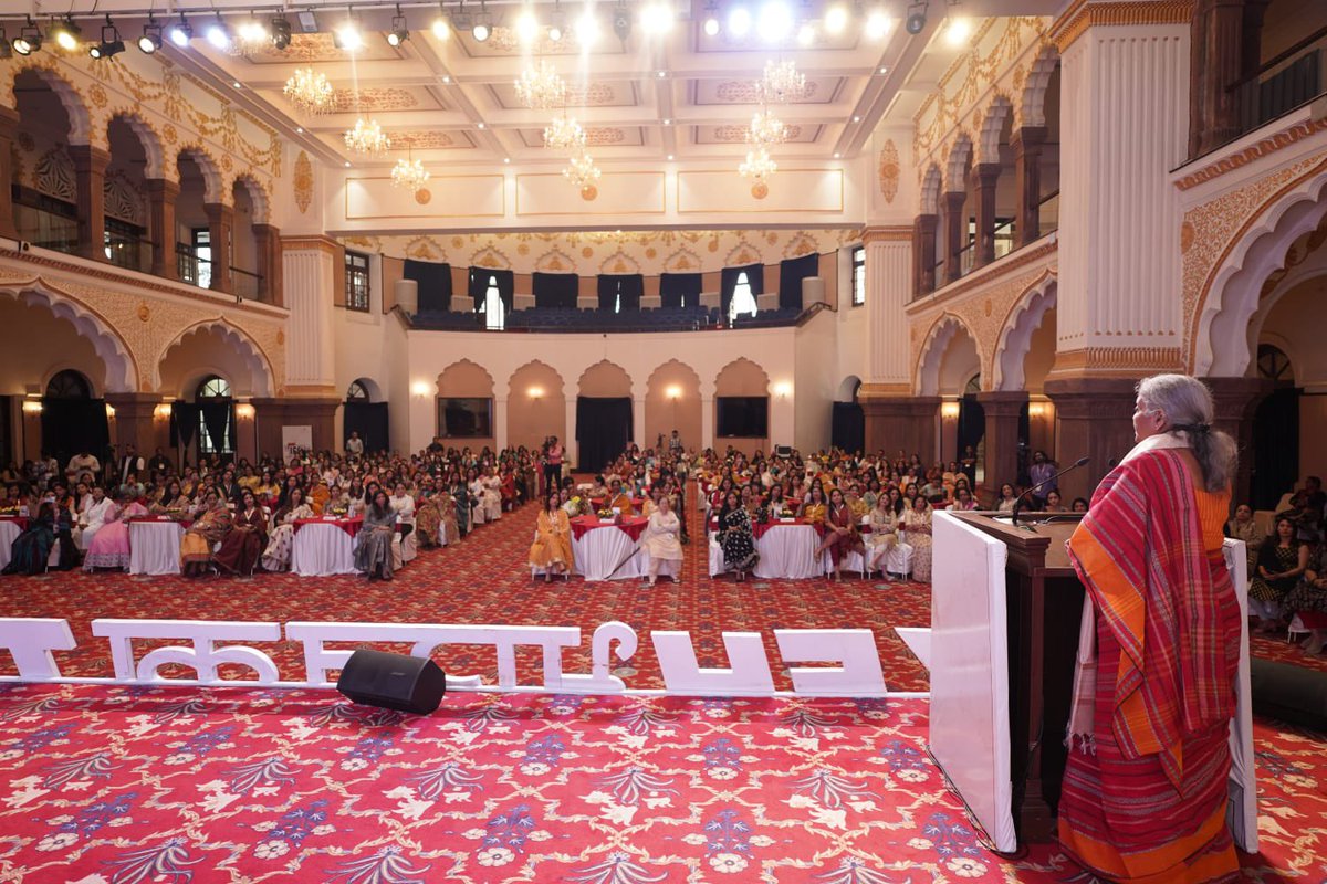 idea_mp's tweet photo. A special shoutout to the incredible women of Bhopal who added their unique spirit to the "Yeh Bharat Ka Time Hai" event with @nsitharaman Ji the honourable Finance Minister of India. 

Your presence amplified the celebration of "Nari Shakti: Architects of New India." https://t.co/bDvNxdVO88