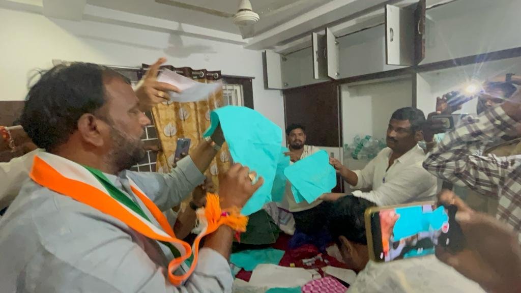TSelections2023's tweet photo. పీర్జాదిగూడ మేయర్ ఇంట్లో పోలీసుల సోదాలు
వెంకటరెడ్డి ఇంట్లో నోట్ల కట్టలు, చీరల బాక్సులు లభ్యం
జక్కా వెంకటరెడ్డి ఇంట్లో భారీగా డబ్బు, చీరల బాక్సులు...
ఉన్నాయంటూ నిన్న రాత్రి కాంగ్రెస్ శ్రేణుల ఆందోళన
#TelanganaElections2023 #peerzadiguda #medchalconstituency #brsVsCongress https://t.co/VrWomg81gq