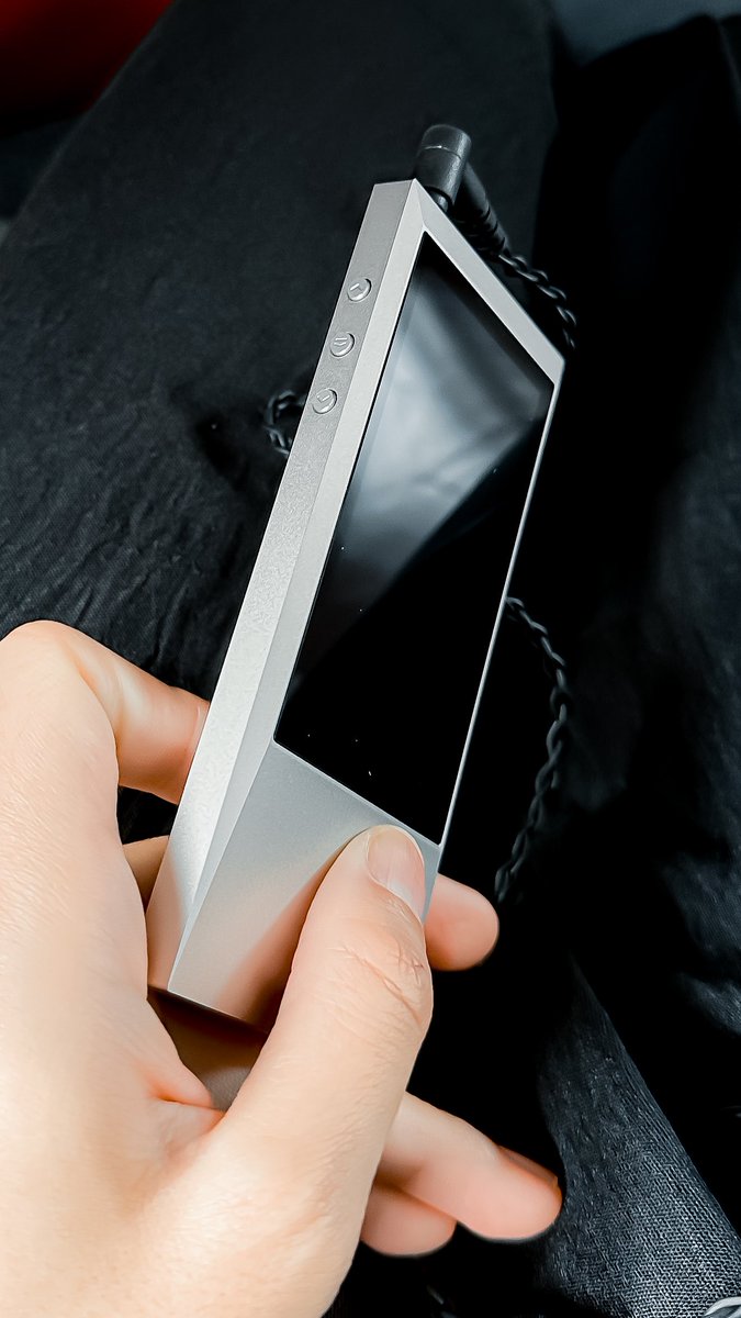 Earghh's tweet image. If Cybertruck was an mp3 player 👀👂🏻🎧 

#AstellnKernJr #dap #digitalaudioplayer