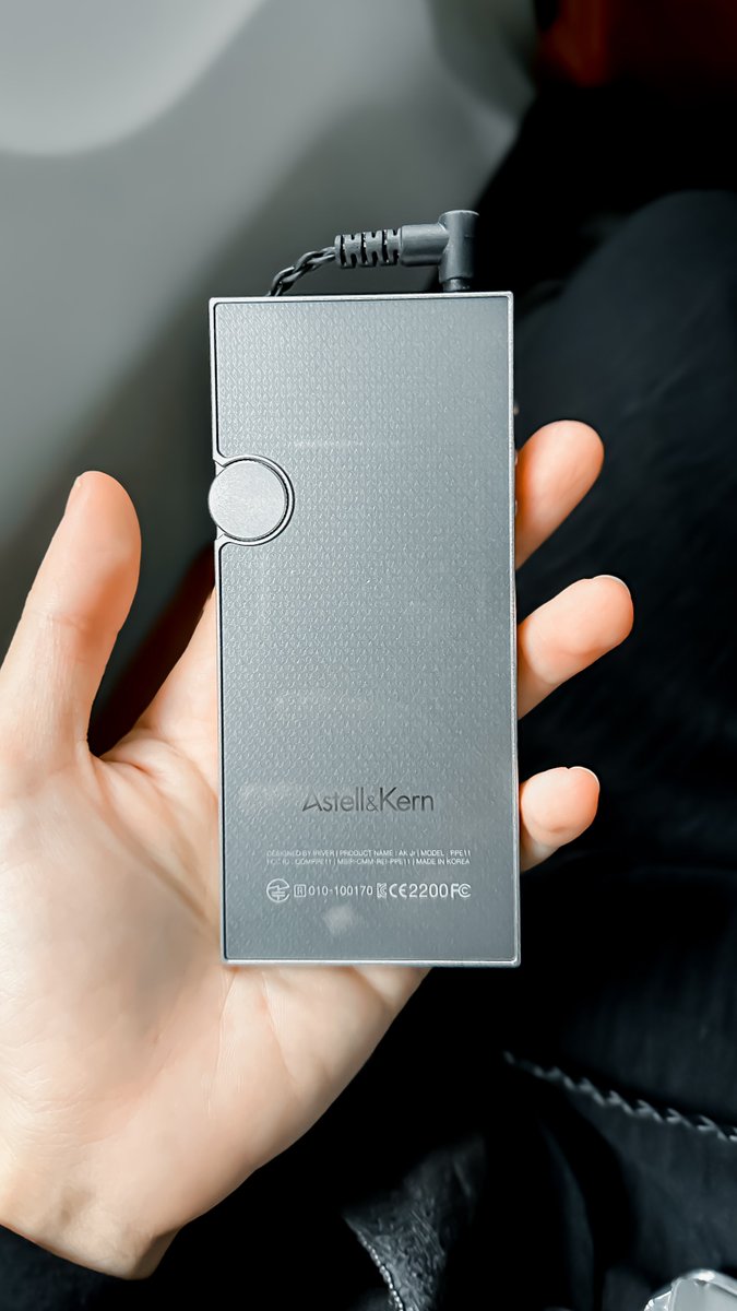 Earghh's tweet image. If Cybertruck was an mp3 player 👀👂🏻🎧 

#AstellnKernJr #dap #digitalaudioplayer