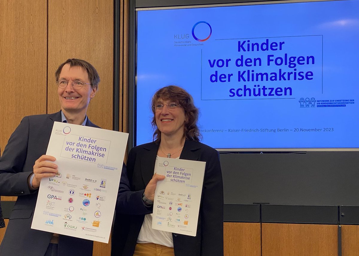 Karl_Lauterbach's tweet photo. Die Initiative „Kinder vor Klimakrise schützen“ übergibt ihr Positionspapier. Kinder, schon die Verlierer der Pandemie, sind auch die Verlierer des Klimawandels. Sie erleben unsere Generation als zerstritten und egoistisch. Klimaschutz darf durch das KTF Ende nicht erlahmen https://t.co/GuYtcypIaq