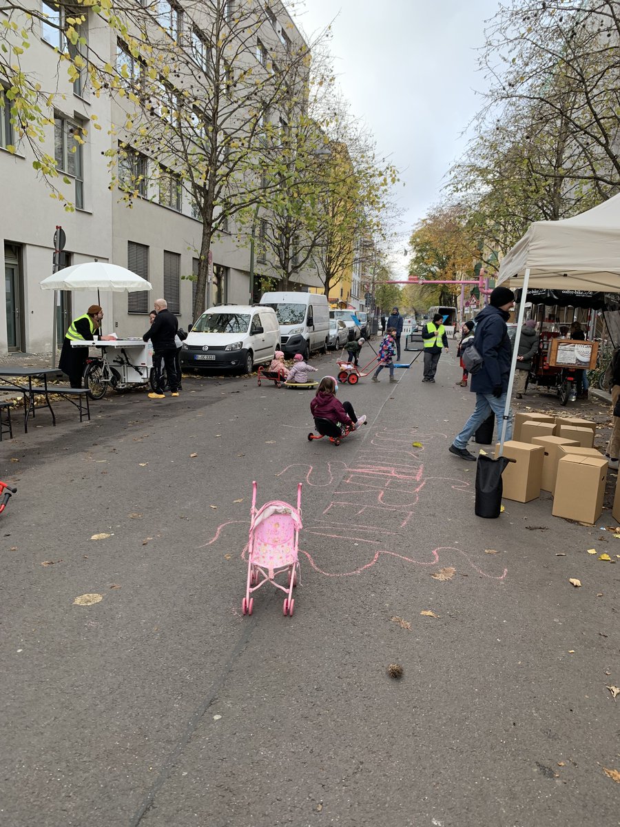Am Wochenende fand in der Simplonstraße und der Simon-Dach-Straße die Bürgerbeteiligung zur Verkehrsberuhigung im #Ostkreuz-Kiez statt. Noch bis 26. November ist die Online-Beteiligung unter  mein.berlin.de/projekte/verke… möglich. #Xhain #Friedrichshain
