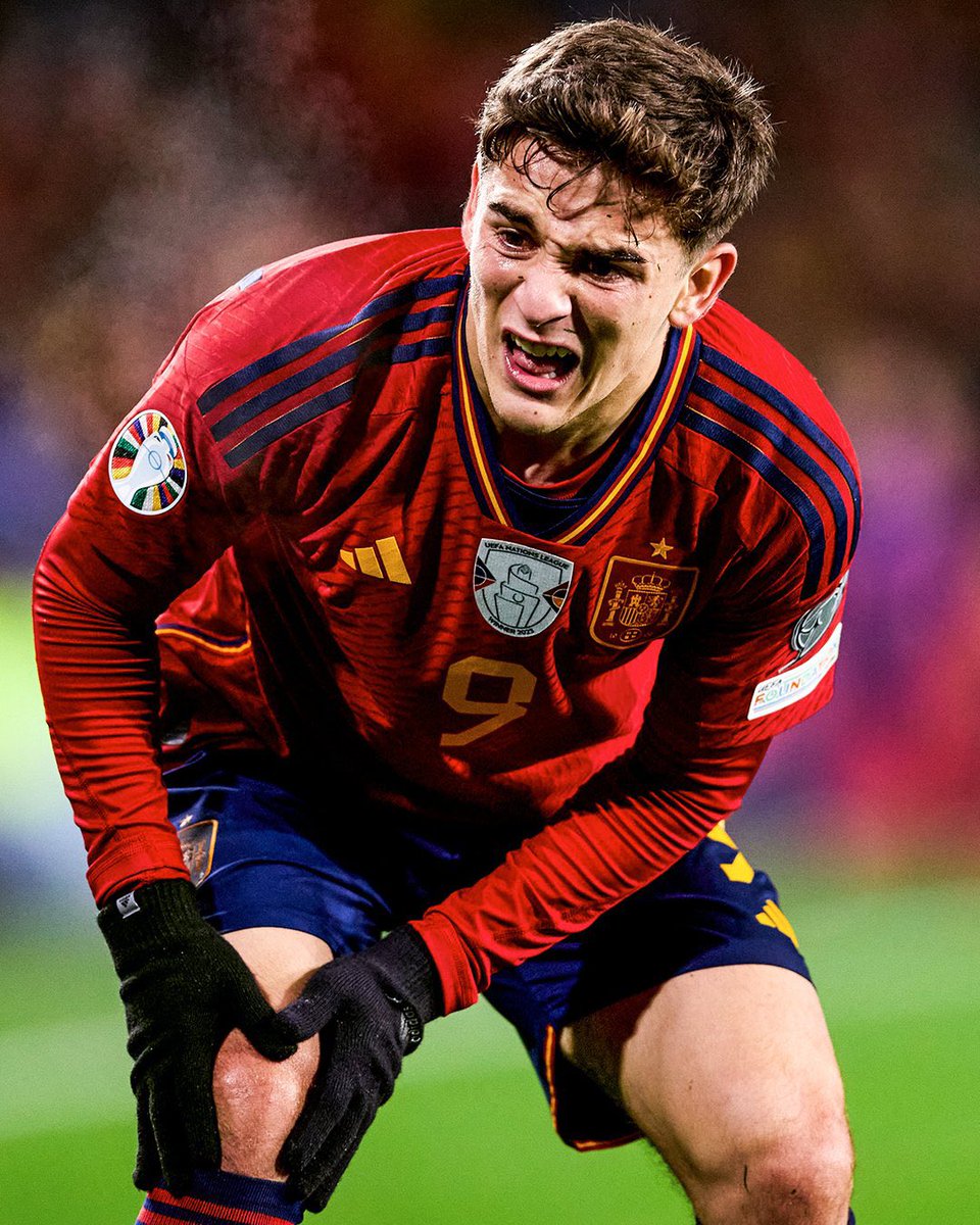 FabrizioRomano's tweet photo. 🚨 BREAKING: Gavi has torn his ACL and the meniscus of his knee is also affected.

He will be out for 7-9 months, his season is over — further tests confirm.

Terrible news for Barcelona and Spain… get well soon, ánimo Gavi! ❤️🇪🇸 https://t.co/IUWSautyLB