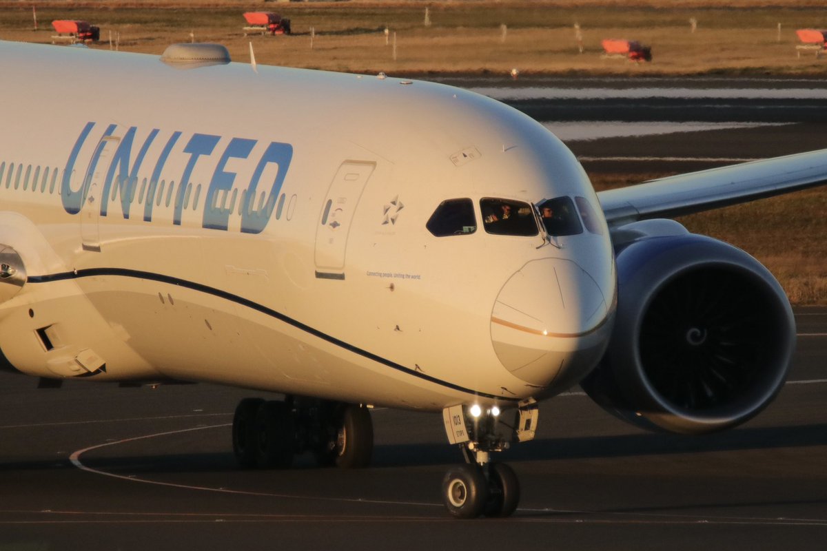 koukuki_bot's tweet photo. 帰る直前、ユナイテッド航空の787が降りてきました。よく見ると…これは気になりますねぇ…
模型で再現したくなるじゃないですか。 https://t.co/ZDRiOVSUpD