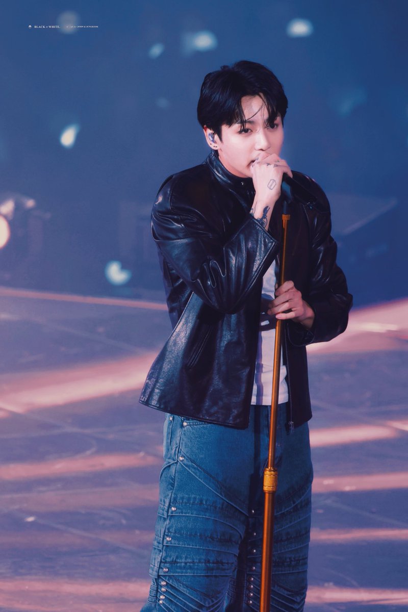 blacknwhite_km's tweet photo. 231120 GOLDEN showcase HD

#정국 #JUNGKOOK #방탄소년단 #BTS @BTS_twt https://t.co/h0KIBpg10d