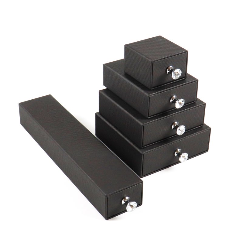 crownwinalice's tweet image. It's not just a packaging method; it's a way to showcase your jewelry.
Our drawer-style design enhances jewelry presentation, making your pieces even more eye-catching. #paperbox #drawerbox #paperboxfactory #giftboxcustom #jewelrybox #papercraftbox