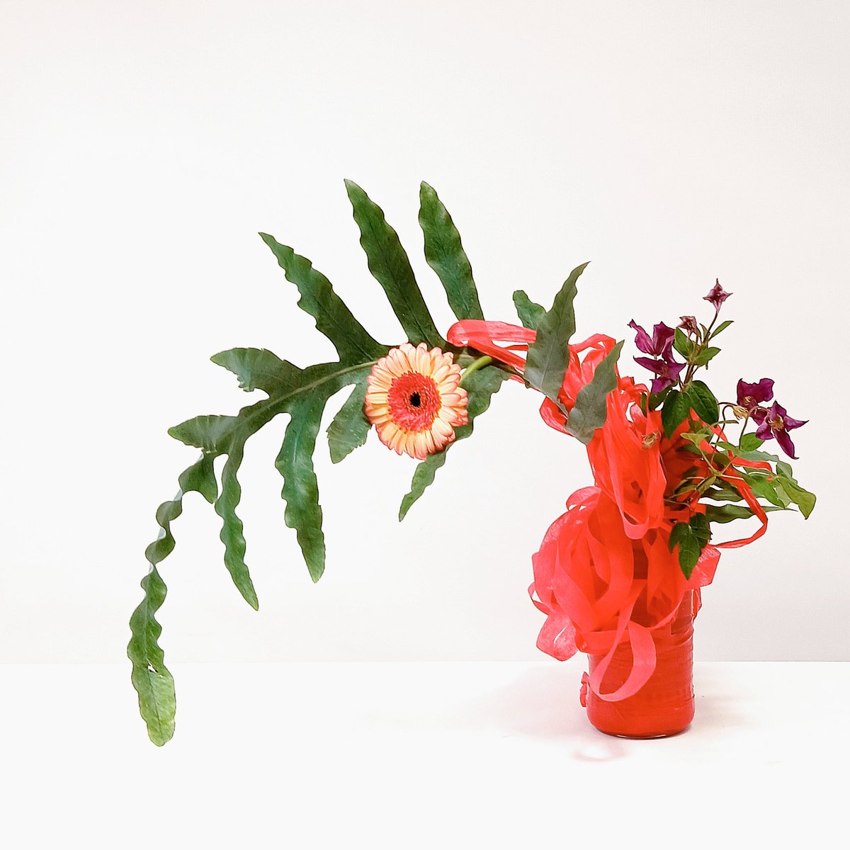 TuijaNyr's tweet photo. Jämsänkosken seuraava ikebana-päivä on lauantaina 2. joulukuuta klo 10 - 15. Kukkawalon Helmi-salissa, osoitteessa Koivutie 18 Jämsänkoski. Ilmoittautumiset ja lisätietoja 
tuija.nyronen@gmail.com
#sogetsu #ikebana #jämsä #jämsänkoski #taideharrastus https://t.co/JH44Y9Uv8W