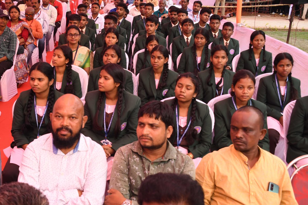 President Droupadi Murmu inaugurated an Eklavya Model Residential School at Kuliana, Mayurbhanj, Odisha. The President said that education is the key to economic and social well-being. She advised parents to educate their children.
presidentofindia.gov.in/press_releases…