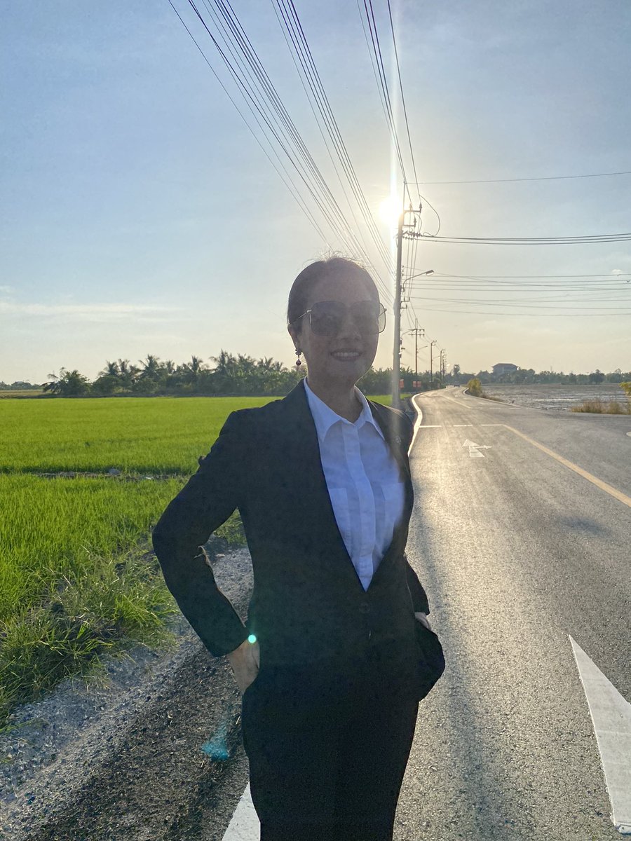 aim_theerarat's tweet photo. แวะมาดูถนนประชาอุทิศ ได้รับการปรับปรุงโดยงบประมาณของสภา กทม. ขอบคุณ สก.จอห์น ลาดกระบัง ผลักดัน งปม. ถึงมือปชช. ถนนเส้นนี้ชำรุดมาก หารือที่สภาฯ หลายครั้ง ได้รับเพียงการปะผุ ทำให้ใช้ได้ไม่นาน ทำแล้วก็พัง แต่ครั้งนี้ได้เป็นเสริมหนา ชาวบ้านเดินทางปลอดภัยดีใจมากที่สุด #ทำงานทำงานทำงาน https://t.co/OmZzgVfnVW