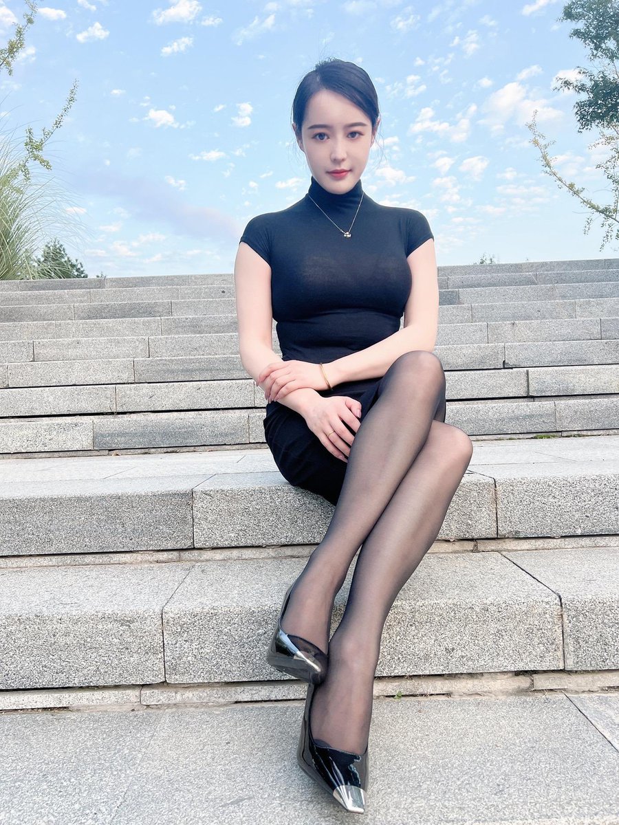 Sliyprincess's tweet photo. 黑丝透明上衣，奶子若隐若现 https://t.co/mzuurZjaYS
