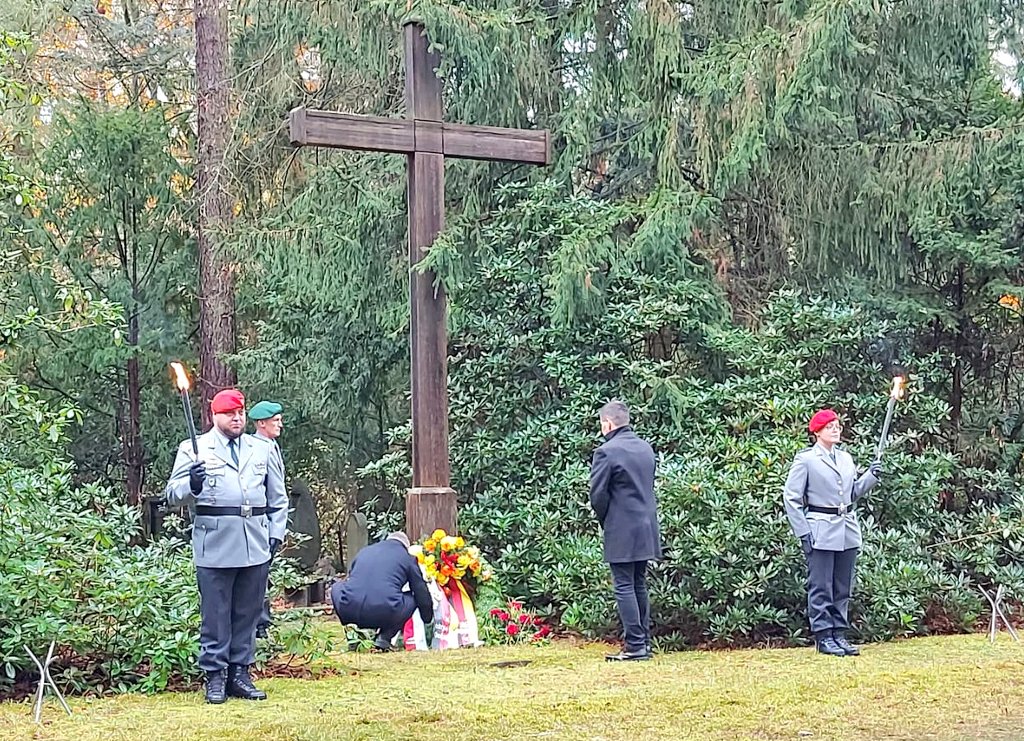 Reservistenkameradschaft Potsdam (@respotsdam) on Twitter photo Am #Volkstrauertag gedachten #Reservist|en der RK #Potsdam auf dem Südwestkirchhof in #Stahnsdorf der #Kriegstoten aus den #Weltkrieg|en und den Opfern der Gewaltherrschaft mit einer Kranzniederlegung und dem Verlesen des #Totengedenken des <a href="/Volksbund/">Volksbund</a>|es.
<a href="/ResBrandenburg/">Reservistenverband Brandenburg</a> Am #Volkstrauertag gedachten #Reservist|en der RK #Potsdam auf dem Südwestkirchhof in #Stahnsdorf der #Kriegstoten aus den #Weltkrieg|en und den Opfern der Gewaltherrschaft mit einer Kranzniederlegung und dem Verlesen des #Totengedenken des <a href="/Volksbund/">Volksbund</a>|es.
<a href="/ResBrandenburg/">Reservistenverband Brandenburg</a>