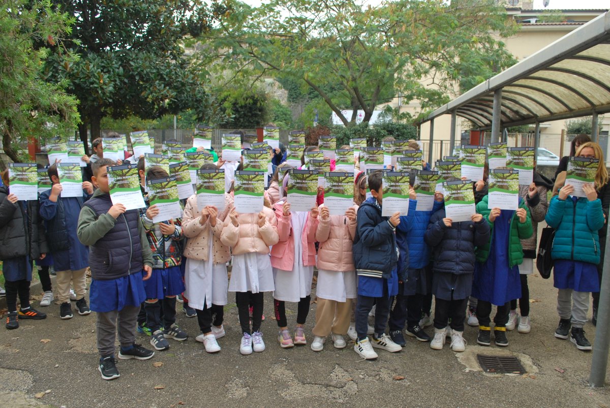 🌳✨ Primo evento della #FestaDellAlbero all'IC Aspri di Fondi questa mattina! 🎉 I piccoli eco-ambasciatori hanno ricevuto gli attestati per il loro impegno nel progetto di educazione ambientale #Gens🌍💚 Seminiamo conoscenza, coltiviamo consapevolezza #ParcoAurunci <a href="/parchilazio/">ParchiLazio</a>