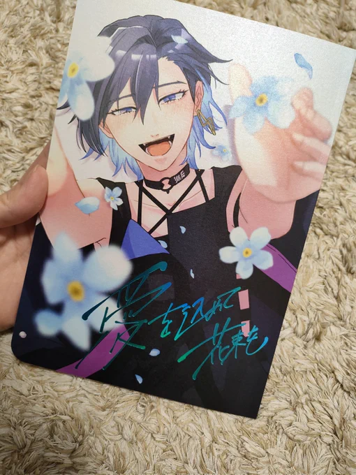 ユーゴイラストまとめ本こんな感じできらきら可愛く仕上がっております角丸製本にタイトルはホログラム箔押し、キラキラ輝く特殊紙使用しておりますので全部輝いております 