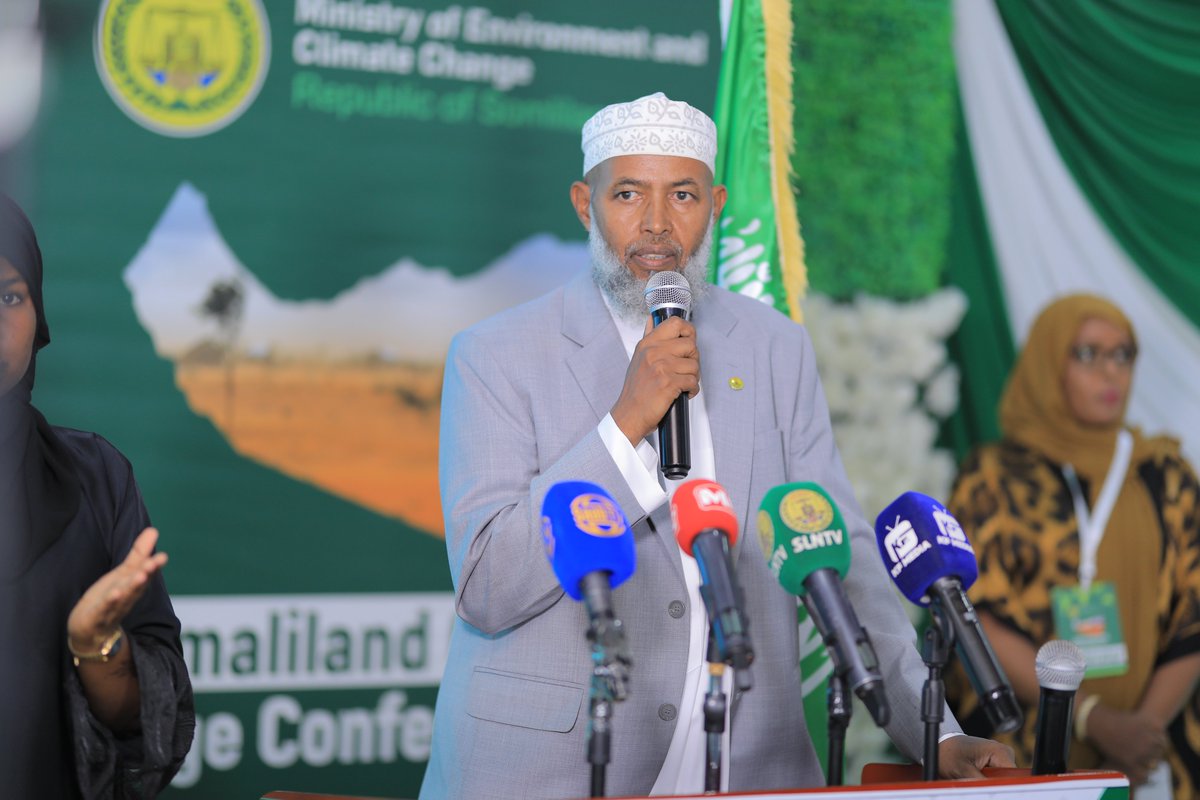 SDGSomaliland's tweet photo. "I congratulated @MOECC_JSL for its efforts to protect the environment and raise awareness of climate change." Muhamed H. Adam, Minister of Religion and Endowments, made his statement at the #Somaliland Climate Change Conference

#ClimateAction #SDGs @WBG_Climate https://t.co/QBhiriS5c0