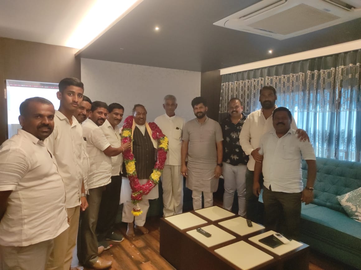 mepratap's tweet photo. ಮೈಸೂರಿಗೆ ಆಗಮಿಸಿರುವ ಬಿಜೆಪಿಯ ಹಿರಿಯ ನೇತಾರರು ಹಾಗೂ ಮಾಜಿ ಉಪ ಮುಖ್ಯ ಮಂತ್ರಿಗಳಾದ ಸನ್ಮಾನ್ಯ ಶ್ರೀ ಕೆ.ಎಸ್ ಈಶ್ವರಪ್ಪರವರನ್ನು ಭೇಟಿ ಮಾಡಲಾಯಿತು. https://t.co/BLQaOFP2MR