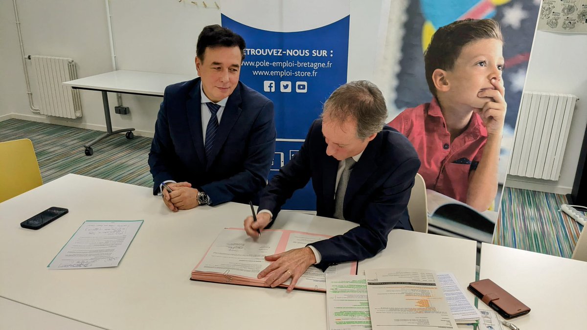 Une signature de convention ce jour entre les équipes de @Pole_Emploi_BZH et de <a href="/acrennes/">Académie de Rennes</a> 🤝
L'objectif : anticiper et accompagner les recrutements à venir en mettant en lumière la variété et l'attractivité des métiers