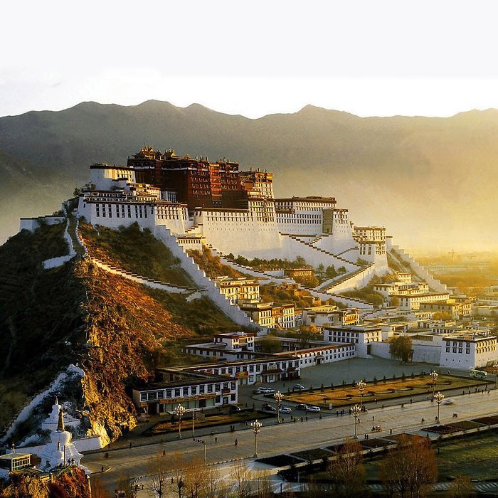 hani_ins's tweet photo. CUNG ĐIỆN POTALA- KỲ QUAN TÔN GIÁO CAO NHẤT CỦA TÂY TẠNG
Đây là công trình gắn liền với các đời Đạt Lai Lạt Ma
Là cung điện đồ sộ, nguy nga nhất, toạ lạc 3.600m
Leo lên đến 300 bậc thềm để chiêm bái.
#potalaPalace #TibetanCulture #Lhasa https://t.co/5vaVTiE1y3