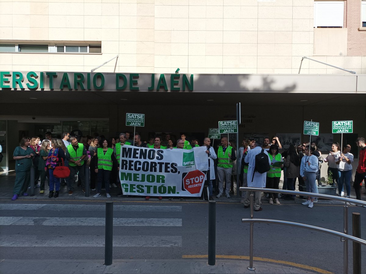 JAENSATSE's tweet photo. @JAENSATSE se concentra en el Hospital Universitario de Jaén para protestar contra el déficit en las contrataciones. Una protesta a la que se han unido profesionales como usuarios y pacientes, todos juntos por una asistencia sanitaria de calidad y con total seguridad. https://t.co/tffwNqI9f0