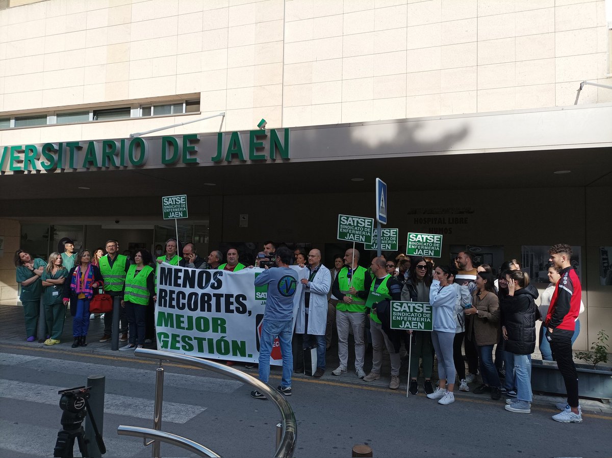 JAENSATSE's tweet photo. @JAENSATSE se concentra en el Hospital Universitario de Jaén para protestar contra el déficit en las contrataciones. Una protesta a la que se han unido profesionales como usuarios y pacientes, todos juntos por una asistencia sanitaria de calidad y con total seguridad. https://t.co/tffwNqI9f0