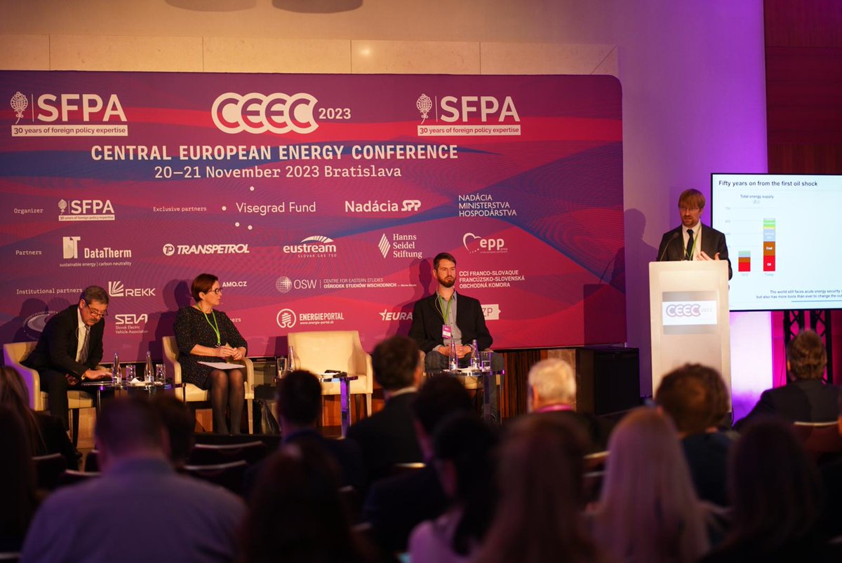 The presentation of the World Energy Outlook underway at #CEEC! This panel, in collaboration with @SlovakiaMFA, is chaired by the Slovak ambassador to 🇨🇿 @IBrockova. @PZeniewski provides insights, with commentary from @FeroRuzicka and Oldřich Sklenář. #sfpa