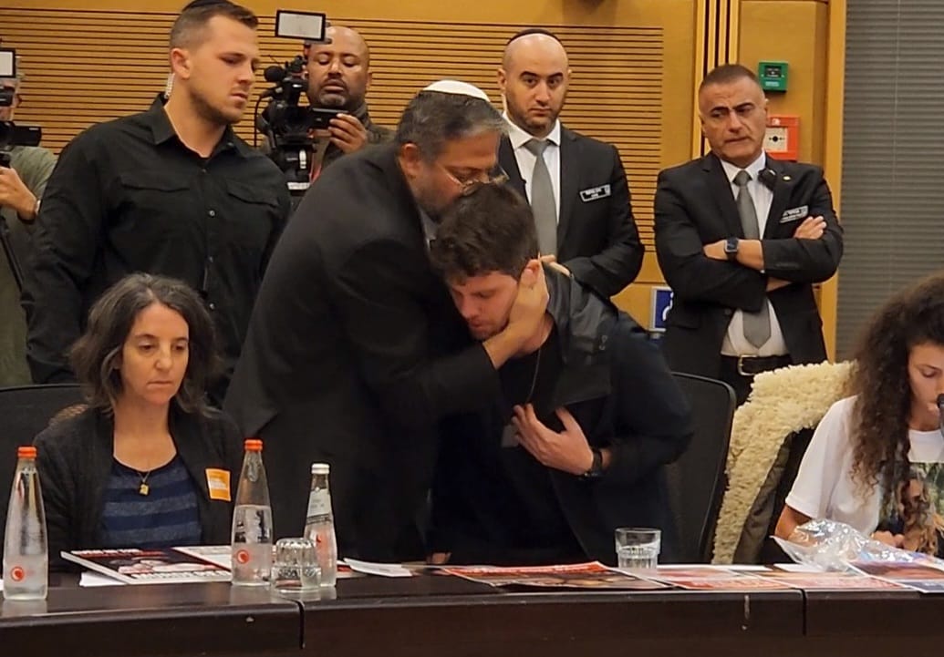 itamarbengvir's tweet image. אוהב ומחבק את משפחות החטופים וחייבים לומר את האמת: הקונספציה שהובילה אותנו לאסון, שכללה תשלום מזומן לחמאס ומדיניות הכלה - וכבר התפוצצה לנו בפרצוף - ממשיכה גם כעת. כמו שהתמרון הקרקעי חשוב להגברת הלחץ על חמאס להשיב את החטופים, כך גם חקיקת גזר דין מוות למחבליו. במזרח התיכון לא…