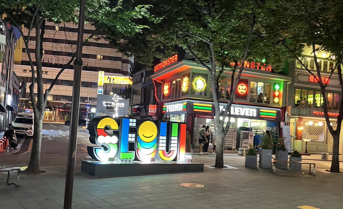 BACKPACKER_free's tweet photo. ✈BACK PACKER メンバーの旅日記

ソウル　韓国
誰も日本語を話せない。
近くの人々は絶対的な他人で、とても遠く感じる。
不思議と、あるいはだからこそ、孤独じゃない。
旅をしているな、と思った。
堂々と、私らしく、息を吸って、吐いた。

HP：https://t.co/GrBVd5CWRR https://t.co/bpQrayWfNW