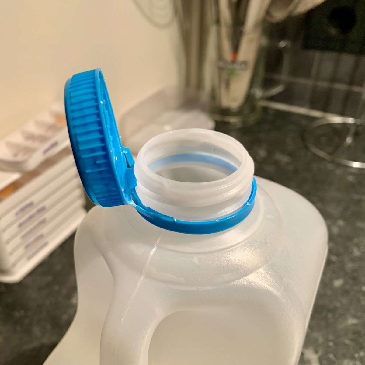 Kan diegene die toen die dop in de bosjes heeft gegooid alsjeblieft “sorry!” zeggen en beloven het nooit meer te doen? 
Dan kan die dop daarna weer gewoon los voor iedereen. #irritant 
Dank je!