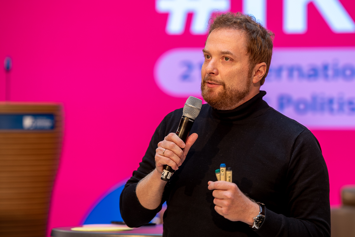 Politsnack_KAS's tweet photo. #KI erleichtert die Arbeit, spart Zeit und erhöht die Produktivität, sagt @SebWe_KAS von @onlinekas auf der #IKPK23 . Sie kann aber auch Dialogpartner in einem kreativen Prozess sein. Wichtig bleibt Transparenz bei den genutzten Daten. https://t.co/oEo9QgYWvF