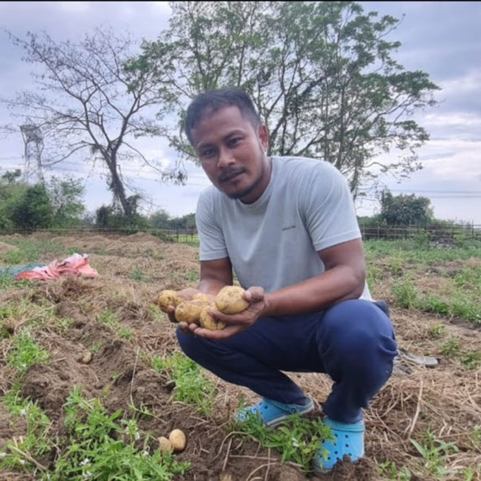AsiaSolidaridad's tweet photo. #FarmerSnippets: Alongbar Mochahary, a farmer in Assam's Udalguri district, is bringing about a revolution with #multiplecropping. He culivates crops like tea, arecanut, fruits, vegetables, spices, and paddy, besides engaging in #livestock, #poultryfarming, and #aquaculture. https://t.co/VeFtNuqqWW