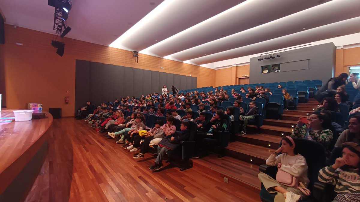 UNICEFGalicia's tweet image. No Concello de #Tomiño celebran o #DíaMundialdaInfancia cun pleno infantil coa participación do Consello local de Infancia "Voces Novas" e representantes dos centros escolares. Como eixo central, a protección e a promoción dos espazos seguros.
Bo traballo! @CiudadesAmigas