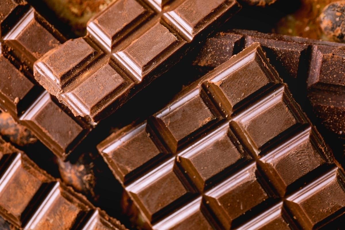 comerbeber's tweet photo. ¡Atención #ChocoAdictos! El chocolate oscuro es rico en antioxidantes y es bueno cormerlo, pero, ¿sabíais que 2-3 cuadraditos al día 🍫👌son suficientes para disfrutar de sus beneficios? 🧠❤️
#Salud #Bienestar #chocolate #ComeUnPocoDeTodo https://t.co/nVg3pRhynw